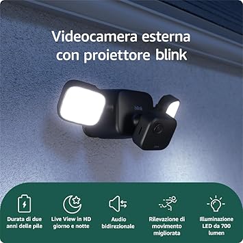 Videocamera esterna con proiettore Blink (ultimo modello) | Videocamera di sicurezza smart senza fili, LED da 700 lumen, durata delle pile‌ di due anni | Modulo di sincronizzazione di base incluso