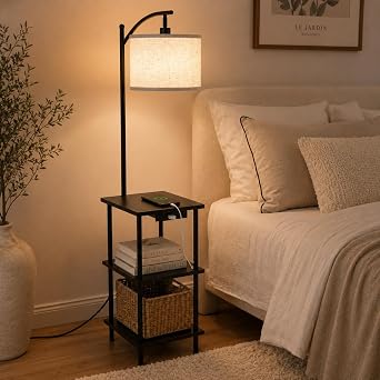LuminexDesigns Lampada da Terra con Mensole e Stazione di Ricarica | Vintage Nocciola Piantana con Retrò 3 Legno Livelli di Rangement, Testa Orientabile, per Soggiorno, Camera da Letto WOVI FL04