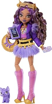 Monster High Clawdeen Wolf Bambola con Cucciolo di Lupo | Giubbotto Moto Lupo mannaro in Viola e Gonna Pelosa con Mezzaluna Animale e 7 Accessori come Libro, Croissant e Borsa