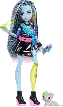 Monster High Frankie Stein Bambola con cane | Frankenmonster in maglione e gonna nera con cucciolo Watzie e 7 accessori come auricolari, borsa da cintura e snack